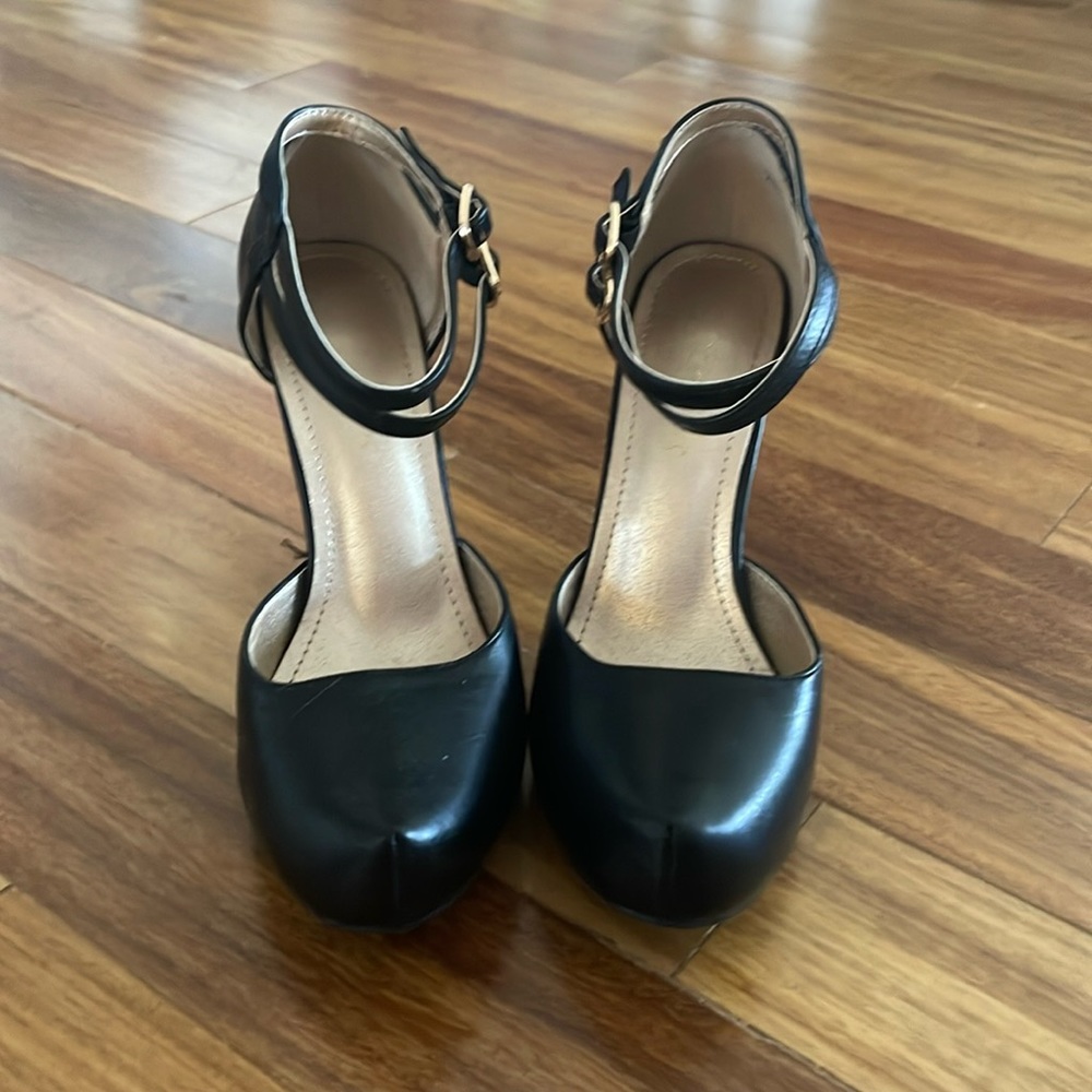 Brand new pair of double strapped ankle strap Mary Jane style heels. Size 7